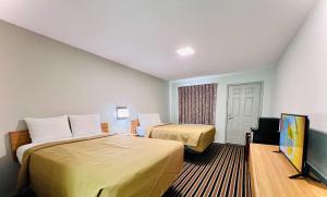 een hotelkamer met 2 bedden en een flatscreen-tv bij Suite 16 Motel in Gore