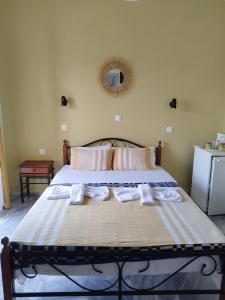 um quarto com uma cama com toalhas em Vida Balance Garden em Metímna