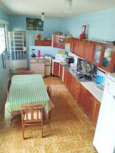 eine Küche mit Tisch und Arbeitsplatte in der Unterkunft CASA 2024 - São João Campina Grande/PB in Campina Grande