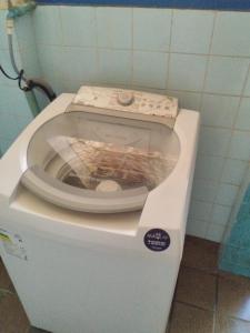 eine Waschmaschine mit geöffnetem Deckel in einem Badezimmer in der Unterkunft CASA 2024 - São João Campina Grande/PB in Campina Grande