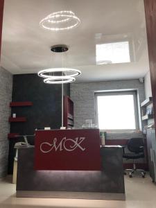 una oficina con un signo mck en un escritorio en Guest House MK Star, en Belgrado