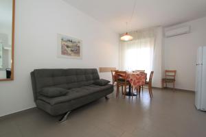 sala de estar con sofá y mesa en Stella apartments, en Lido di Pomposa