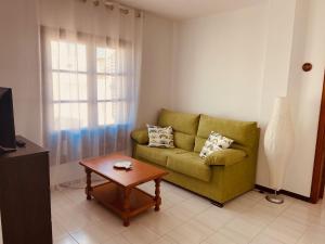 Una sala de estar con un sofá verde y una mesa. en Casa Seagull, en Playa Blanca 23 fotos más