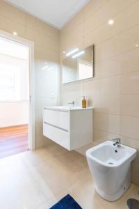 Ванная комната в City Center Apartments-Penafiel +14 фотографий