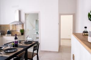 Η κουζίνα ή μικρή κουζίνα στο Magnifica Suite con Giardino nel Centro Lecce +22 φωτογραφίες