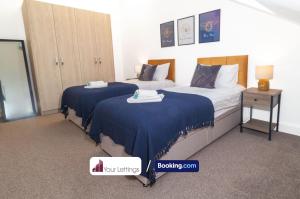 En eller flere senger på et rom på Stylish 2 Bedroom Apartment By Your Lettings Short Lets & Serviced Accommodation Peterborough With Free WiFi,Parking And More