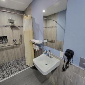 ein Bad mit einem Waschbecken und einem Spiegel in der Unterkunft Guest Harbor Inn- Port Of Los Angeles San Pedro in San Pedro