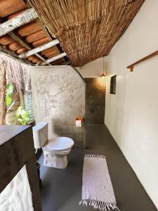 baño con aseo blanco en una habitación en Pousada Quintal Caraíva, en Caraíva