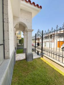un accès à un bâtiment doté d'une clôture en fer dans l'établissement Casa Vallecito, à Arequipa