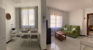 a living room with a green couch and a table at Casa Seagull in Playa Blanca