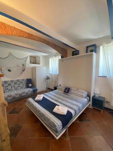 カモーリにあるCasetta del Marinaioのベッドルーム1室(ベッド2台付)