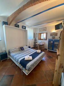 カモーリにあるCasetta del Marinaioのベッドルーム1室(ベッド1台付)