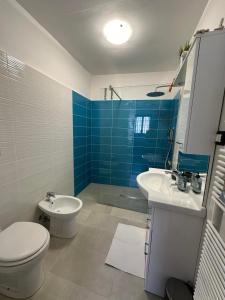 カモーリにあるCasetta del Marinaioのバスルーム(トイレ、洗面台付)