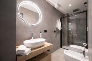 里喬內的住宿－Meg Lifestyle Hotel & Apartaments，一间带水槽和镜子的浴室