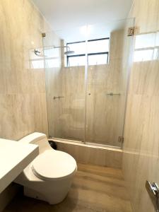 La salle de bains est pourvue de toilettes et d'une douche en verre. dans l'établissement Casa Vallecito, à Arequipa