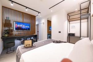 een slaapkamer met een bed en een tv aan de muur bij Meg Lifestyle Hotel & Apartaments in Riccione