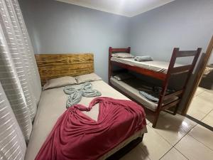 um quarto com uma cama com um cobertor vermelho em forma de coração em AP inteiro com ar condicionado em Goiânia
