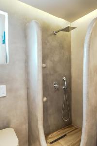 une salle de bain avec douche et toilettes dans l'établissement Filokalia 5 Veins - Vacation House With Sea View, à Karistos