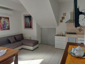 een woonkamer met een bank en een tafel bij CASA JUANNE iun P2043 in Galtellì