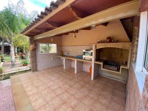 - une cuisine extérieure avec un comptoir dans une maison dans l'établissement Magnifique villa a San Juan Mutchavista playa, à El Campello