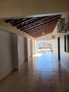 Habitación vacía con techo y suelo de baldosa. en Casa centro jipa en Ji-Paraná