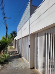 un edificio blanco con una larga fila de ventanas en Casa centro jipa en Ji-Paraná