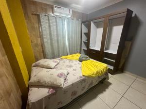 Giường trong phòng chung tại AP inteiro com ar condicionado