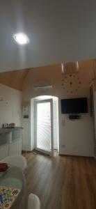 ein leeres Wohnzimmer mit einer Tür und einem Fenster in der Unterkunft Suite per famiglie"Civico 65" in Palagianello