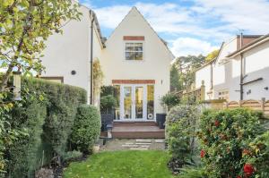 ein Bild eines Hauses mit Garten in der Unterkunft 3 Bedroom Cottage in Sunninghill, Ascot in Sunninghill