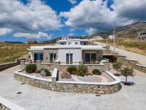 una casa en medio de una montaña en Filokalia 5 Veins - Vacation House With Sea View, en Caristo