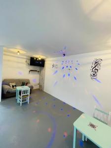 a room with blue confetti on the wall at Los limones in Villanueva de Algaidas