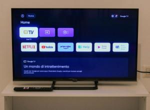 Televízia a/alebo spoločenská miestnosť v ubytovaní Mare Luna - Appartamento nel centro storico di Salerno