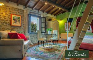 a living room with a table and a couch at Il Borghetto Vacanze nei Mulini in Valeggio sul Mincio