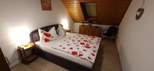 a bedroom with a bed with red flowers on it at Ferienwohnung Lange in Kurort Jonsdorf