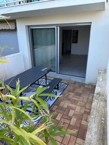 a patio with a picnic table in front of a house at Studio face plage / centre ville in Arcachon