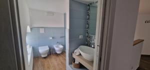 une salle de bain bleue avec des toilettes et un lavabo dans l'établissement La Lampara, à Giovinazzo