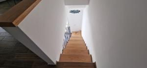- un escalier dans une maison dotée de murs blancs et de parquet dans l'établissement La Lampara, à Giovinazzo 15 autres photos