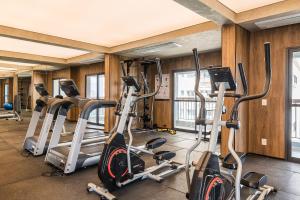 a gym with several treadmills and exercise bikes at Innvista Uwin Brooklin in Sao Paulo