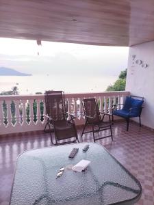 a view of a balcony with chairs and a table at La casa de Wili Taboga 62,61,00,07 in Taboga