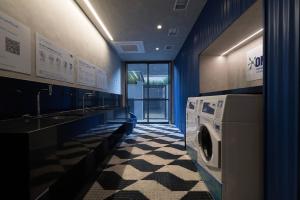a blue laundry room with a washer and dryer at Innvista Uwin Brooklin in Sao Paulo