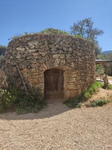 a stone building with a door in the middle at Studio dans la forêt provençale in Jouques