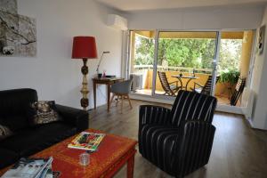 un soggiorno con divano, sedie e tavolo di 123 Vaison a Vaison-la-Romaine