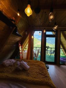 una camera con un letto e una grande finestra di Eco cottage sunrise merisi a Merisi