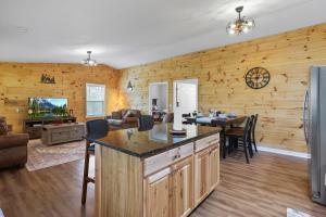Kuchyň nebo kuchyňský kout v ubytování --AVAIL NEW BOOKING PROMOTIONS --- Secluded Cabin King Bed XBOX WIFI HotTub Games Firepit Close to Hiking Trails