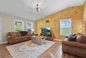 Posezení v ubytování --AVAIL NEW BOOKING PROMOTIONS --- Secluded Cabin King Bed XBOX WIFI HotTub Games Firepit Close to Hiking Trails