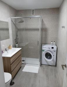 łazienka z prysznicem i pralką w obiekcie Apartamento Ronda 4 - Los Boliches w mieście Fuengirola