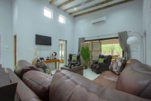 TV a/nebo společenská místnost v ubytování Cheetah Plateau