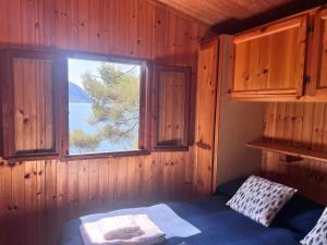 a room with a bed and a window in a cabin at Villaggio Smeraldo in Moneglia