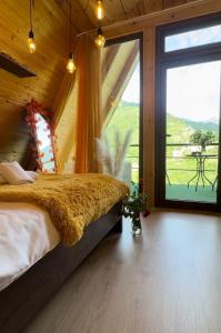 una camera con un letto e una grande finestra di Eco cottage sunrise merisi a Merisi