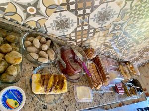 einen Tisch mit verschiedenen Arten von Lebensmitteln in der Unterkunft Pousada Pedra Grande - SANA in Macaé